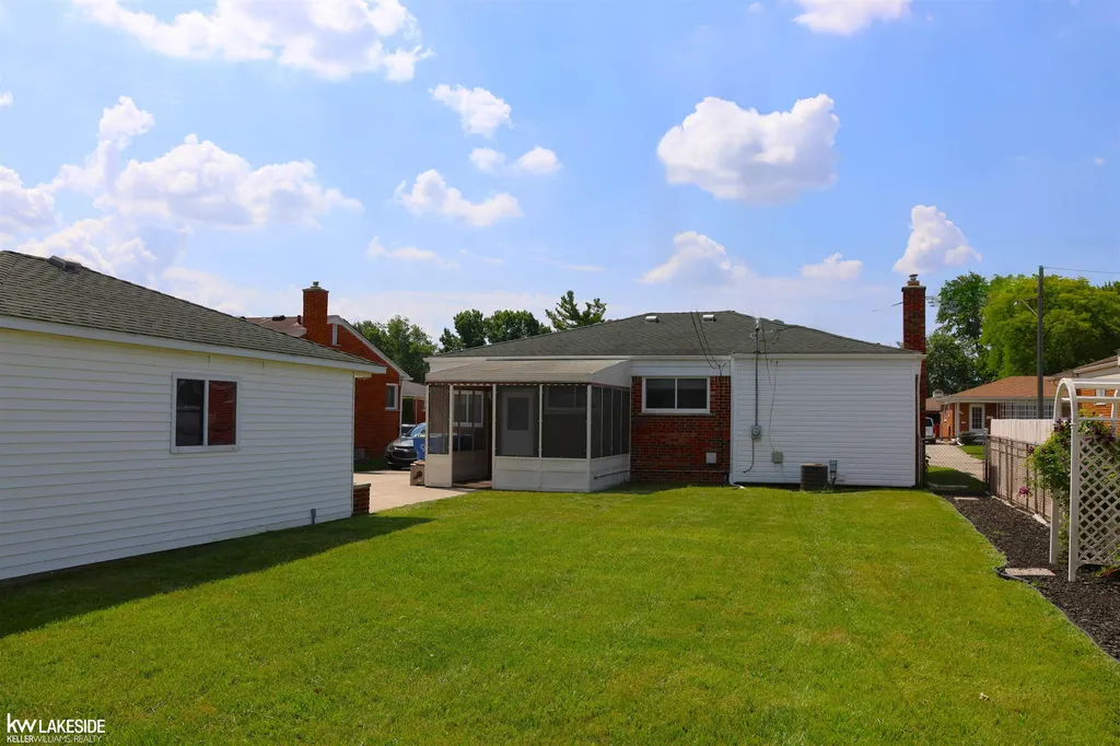 11457 Hanford Drive Warren City MI 48093