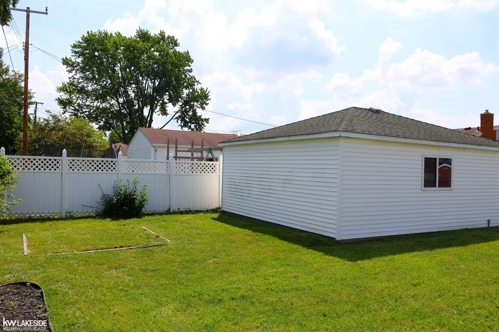 11457 Hanford Drive Warren City MI 48093