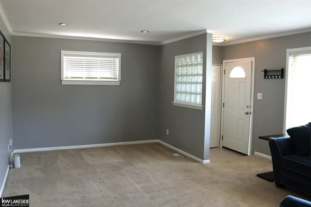 11457 Hanford Drive Warren City MI 48093