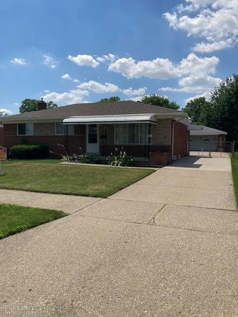 27127 Clarpointe Drive Warren City MI 48088