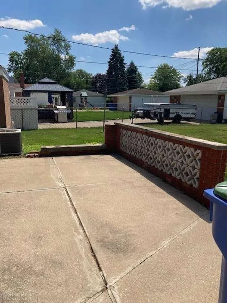 27127 Clarpointe Drive Warren City MI 48088