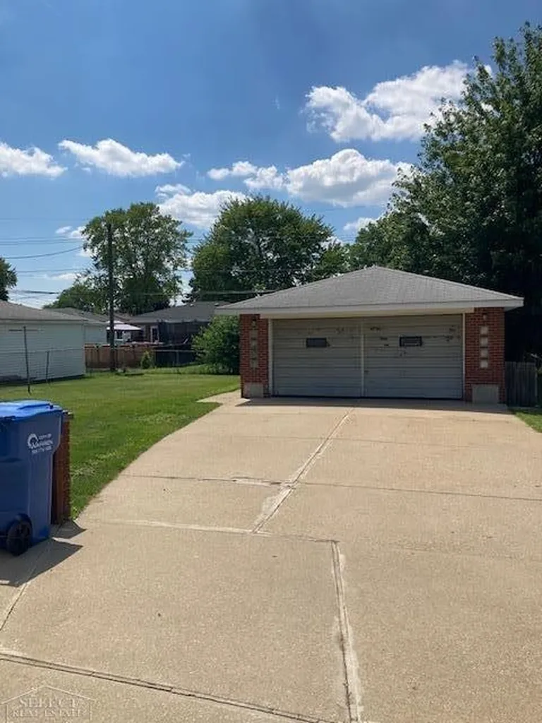 27127 Clarpointe Drive Warren City MI 48088