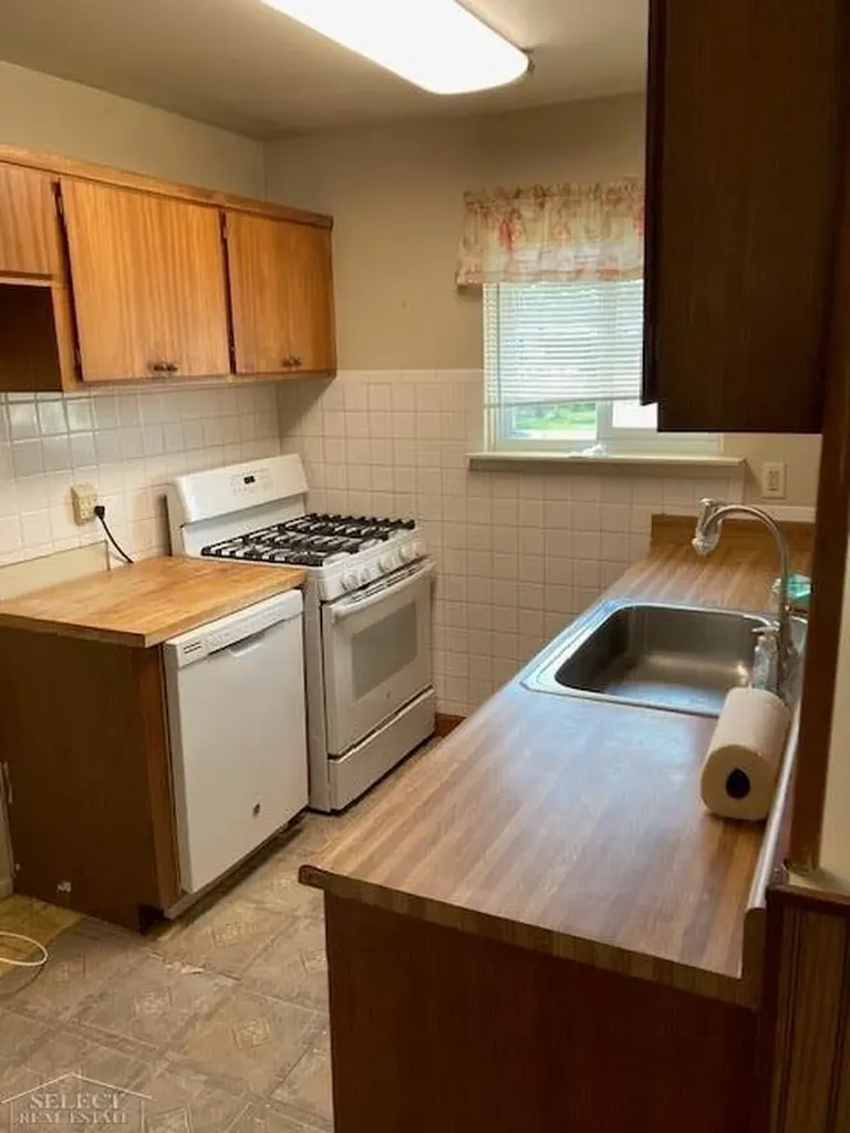 27127 Clarpointe Drive Warren City MI 48088