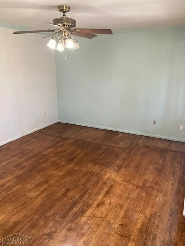 27127 Clarpointe Drive Warren City MI 48088