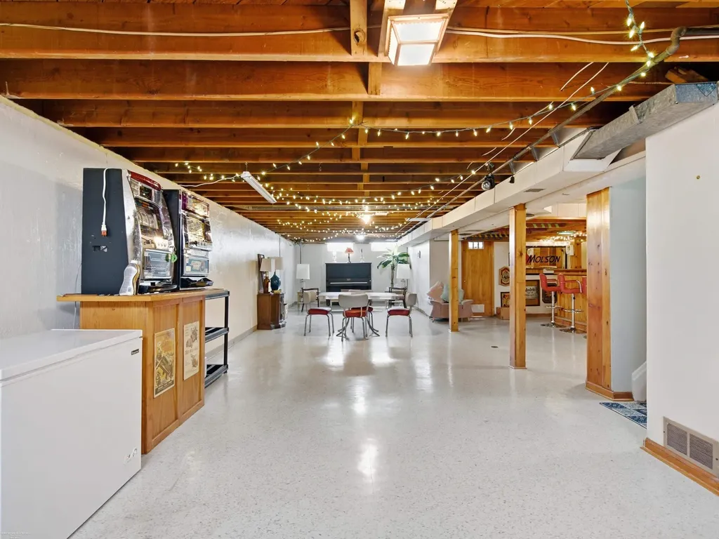 5539 Hartlein Drive Warren City MI 48092