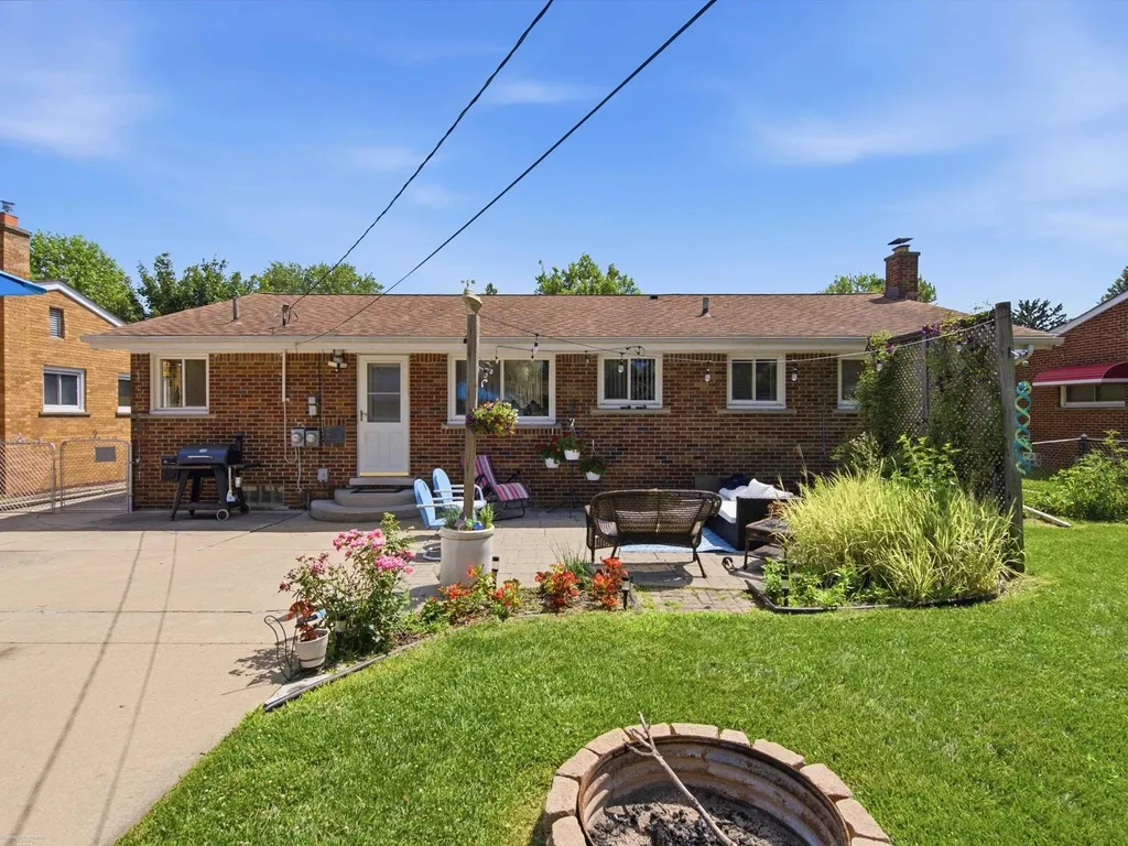 5539 Hartlein Drive Warren City MI 48092