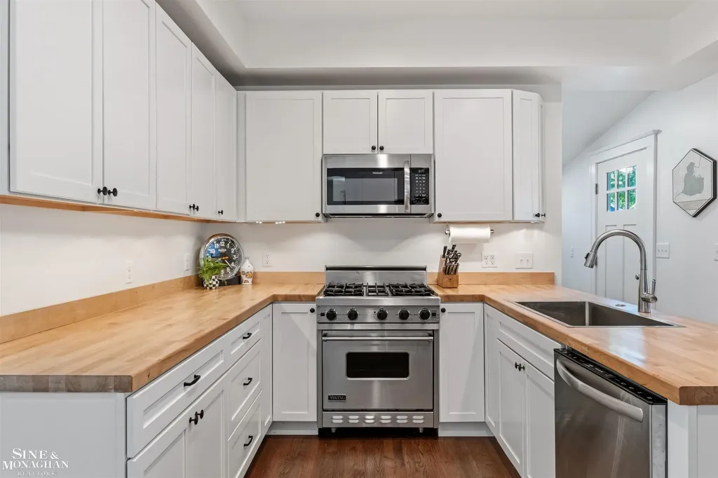 835 Cook Road Grosse Pointe Woods City MI 48236