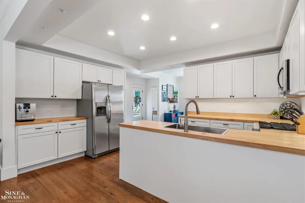 835 Cook Road Grosse Pointe Woods City MI 48236