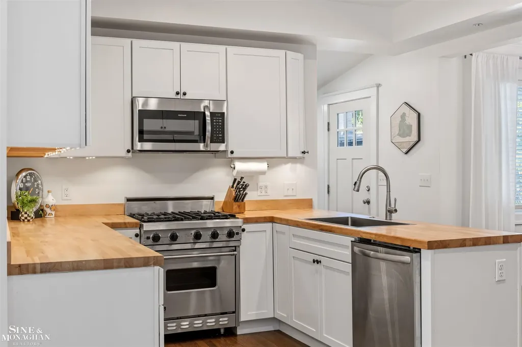 835 Cook Road Grosse Pointe Woods City MI 48236