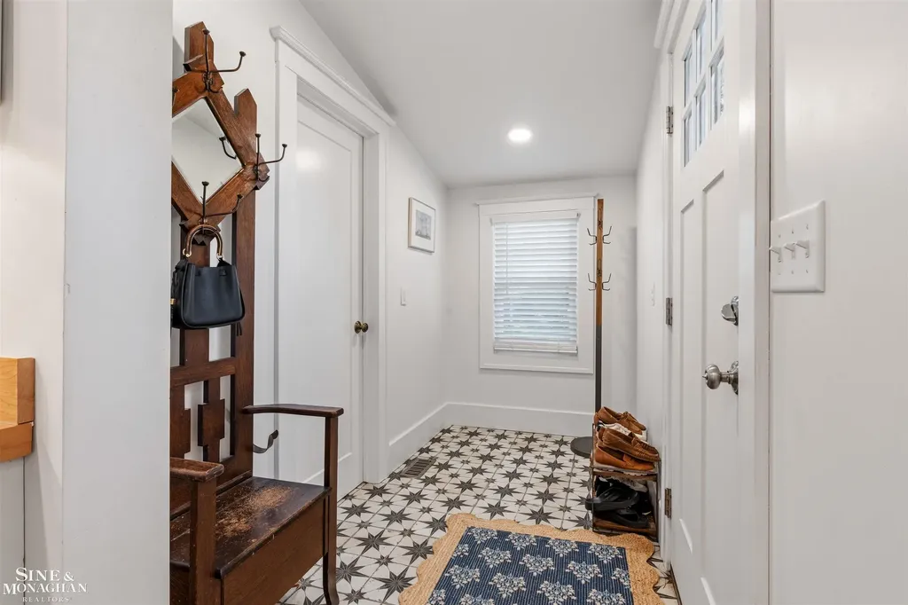 835 Cook Road Grosse Pointe Woods City MI 48236