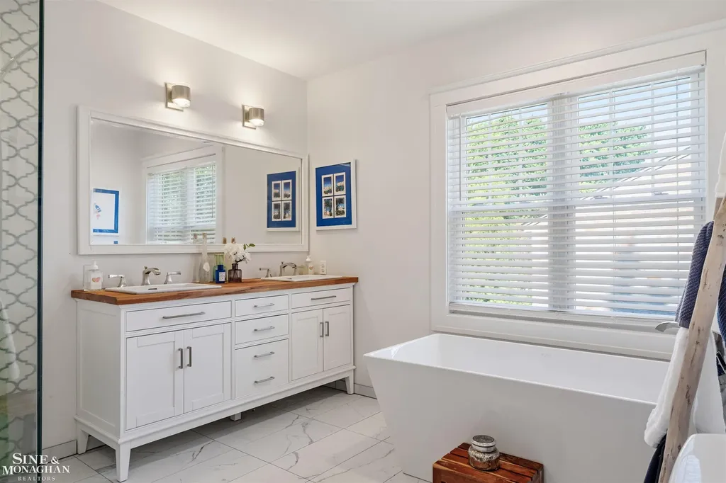 835 Cook Road Grosse Pointe Woods City MI 48236