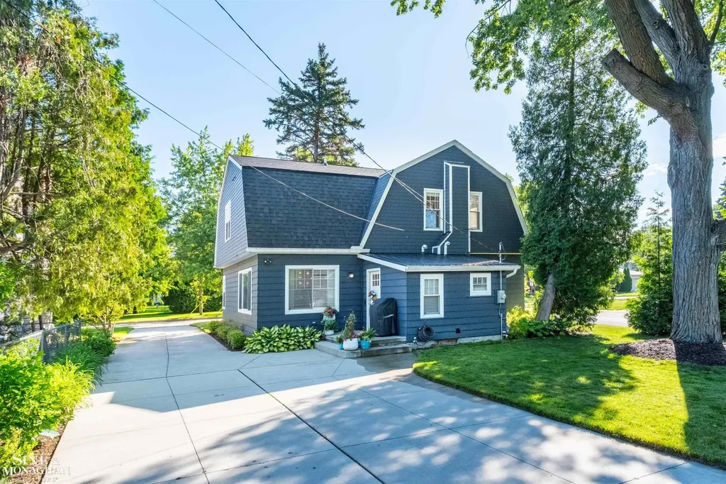 835 Cook Road Grosse Pointe Woods City MI 48236