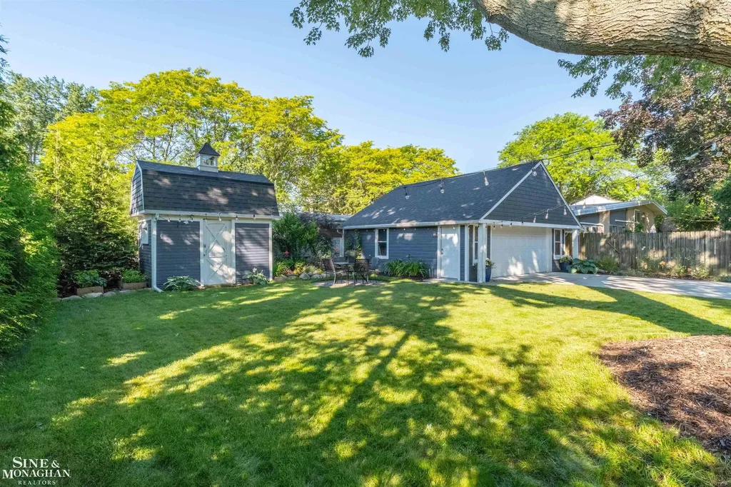 835 Cook Road Grosse Pointe Woods City MI 48236