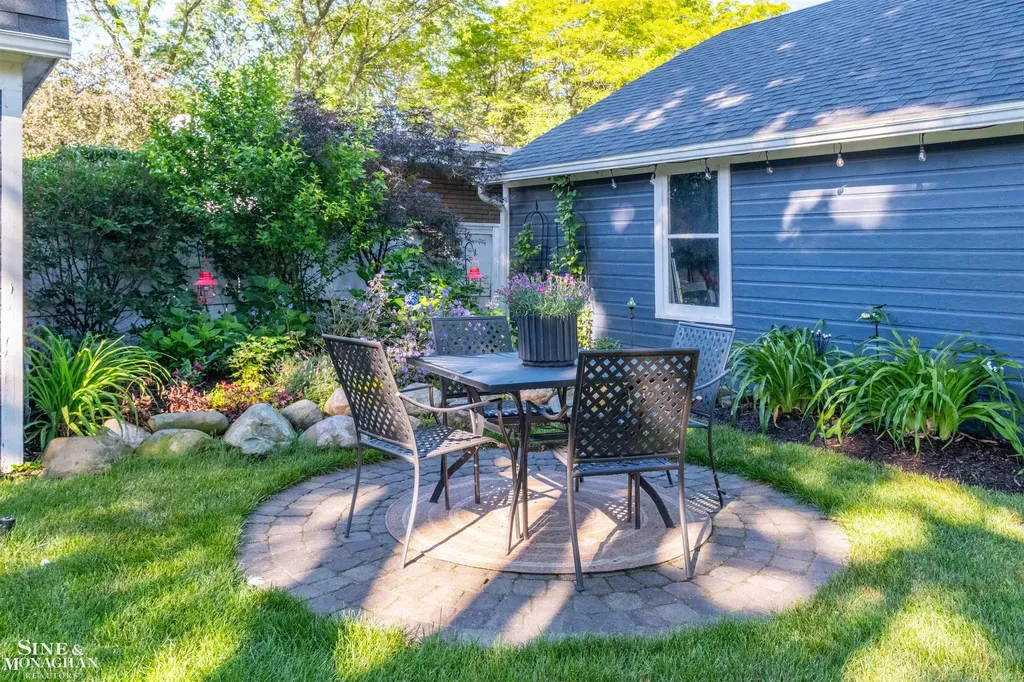 835 Cook Road Grosse Pointe Woods City MI 48236