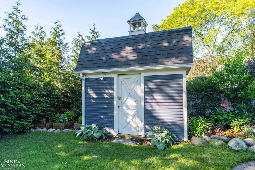 835 Cook Road Grosse Pointe Woods City MI 48236