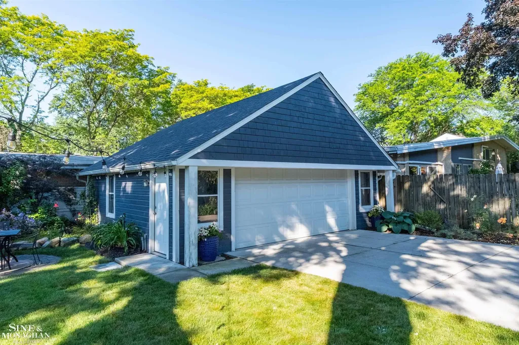 835 Cook Road Grosse Pointe Woods City MI 48236