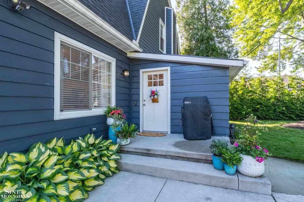 835 Cook Road Grosse Pointe Woods City MI 48236