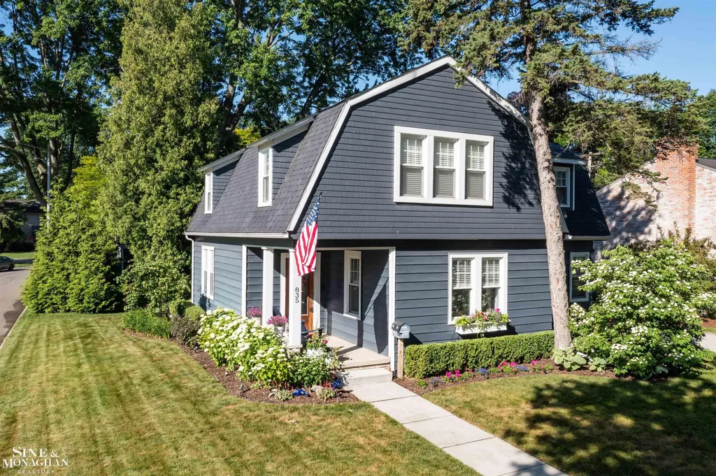 835 Cook Road Grosse Pointe Woods City MI 48236