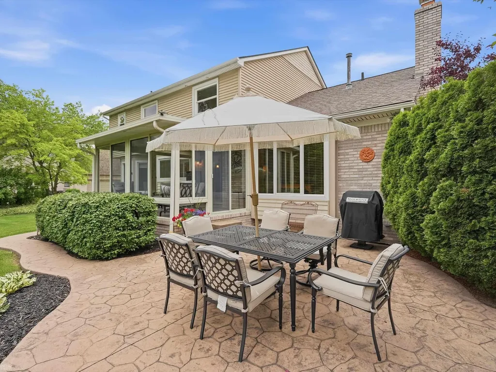 46288 Glen Pointe Drive Shelby Charter Township MI 48315