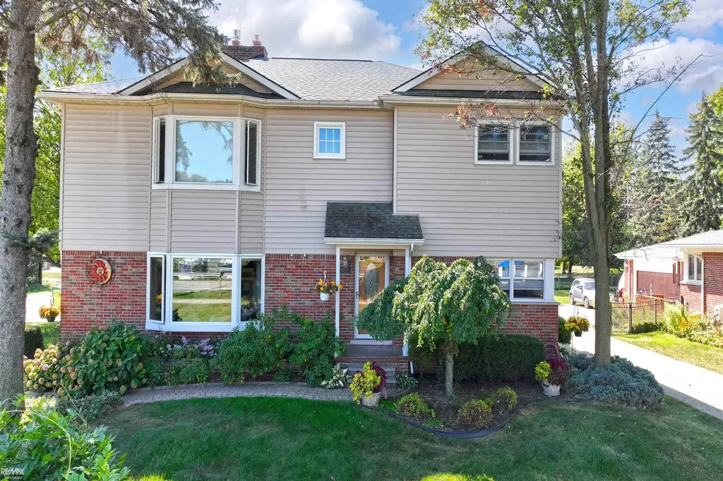 28900 S River Road Harrison Charter Township MI 48045