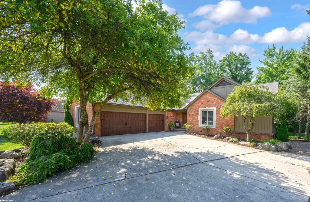 1734 Snowden Circle Rochester Hills City MI 48306