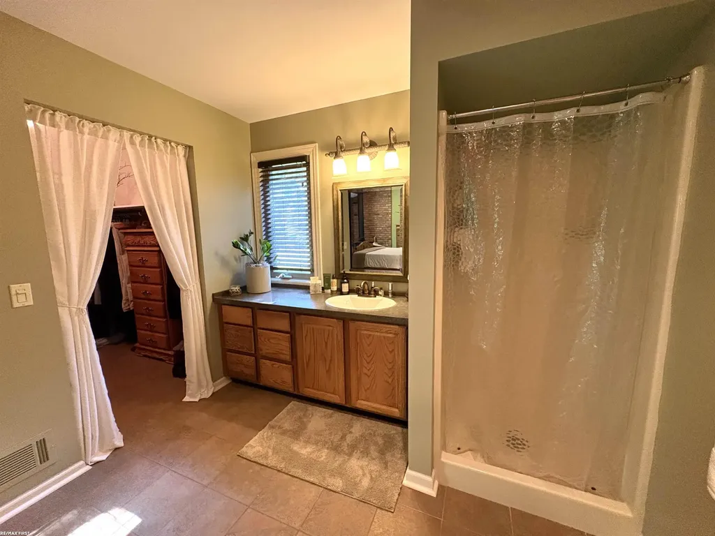1734 Snowden Circle Rochester Hills City MI 48306