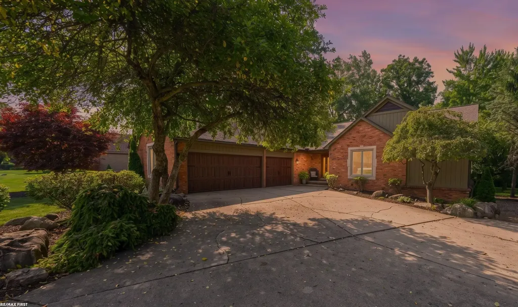 1734 Snowden Circle Rochester Hills City MI 48306