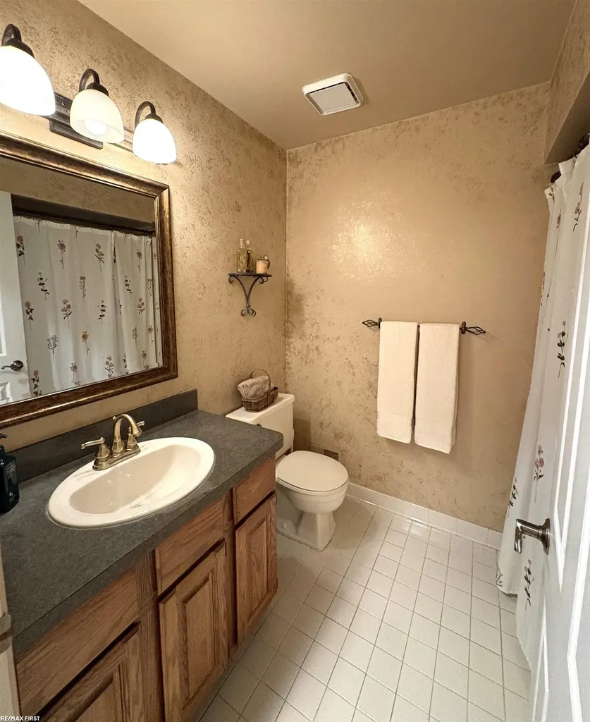 1734 Snowden Circle Rochester Hills City MI 48306