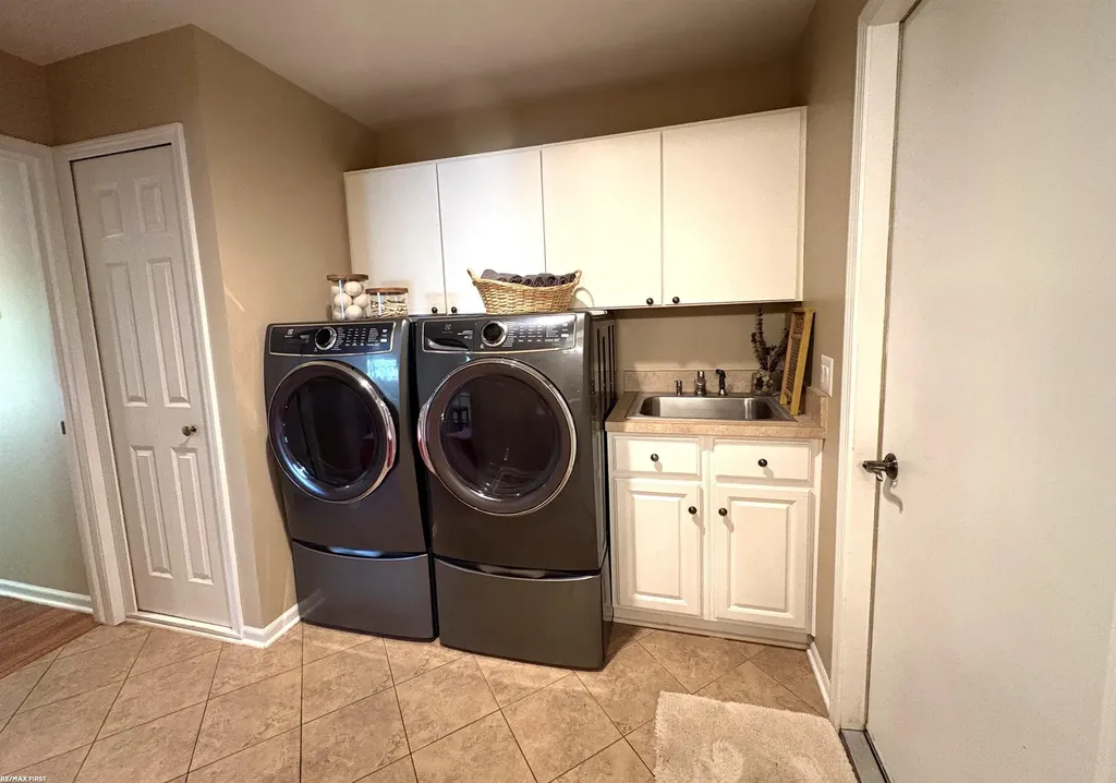 1734 Snowden Circle Rochester Hills City MI 48306