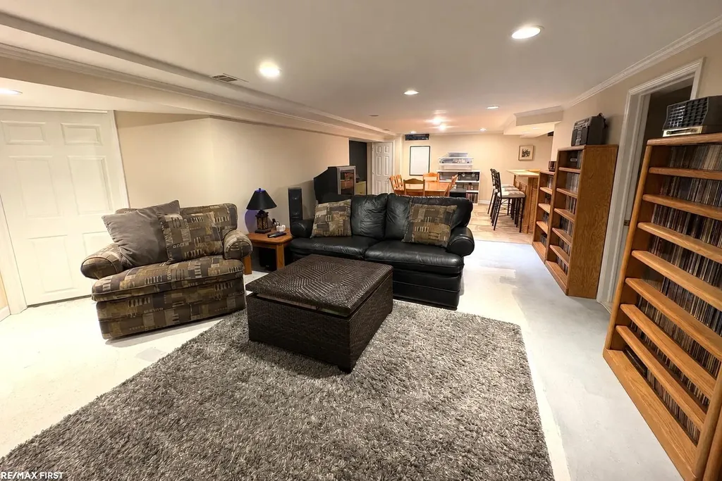 1734 Snowden Circle Rochester Hills City MI 48306