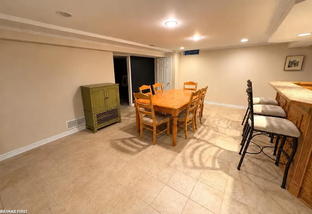 1734 Snowden Circle Rochester Hills City MI 48306