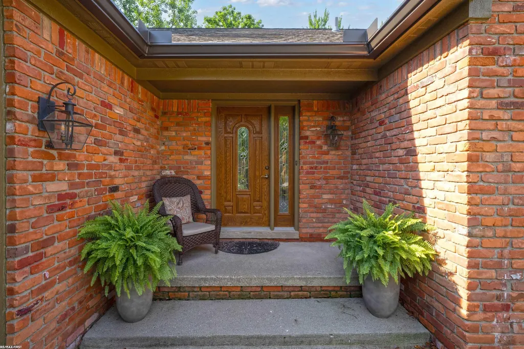 1734 Snowden Circle Rochester Hills City MI 48306