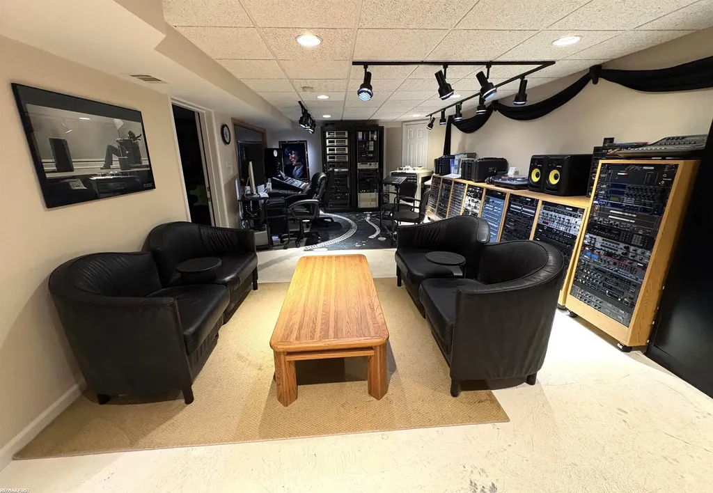 1734 Snowden Circle Rochester Hills City MI 48306