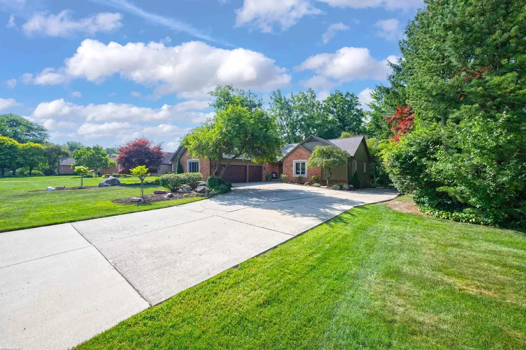1734 Snowden Circle Rochester Hills City MI 48306