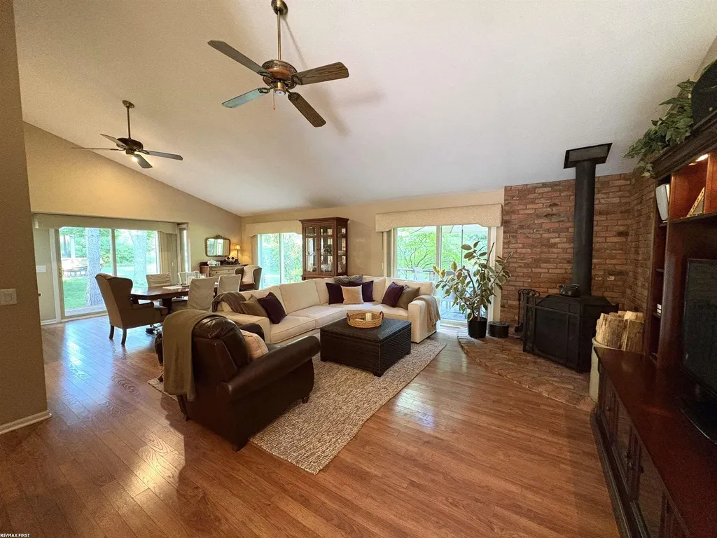 1734 Snowden Circle Rochester Hills City MI 48306