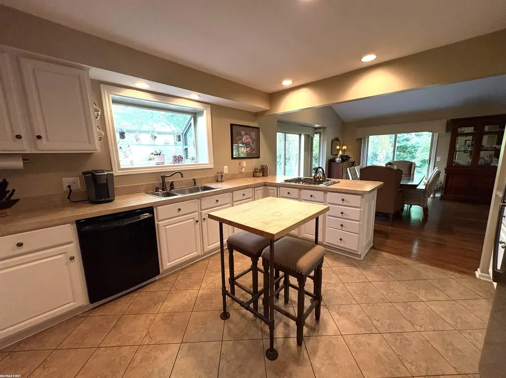 1734 Snowden Circle Rochester Hills City MI 48306