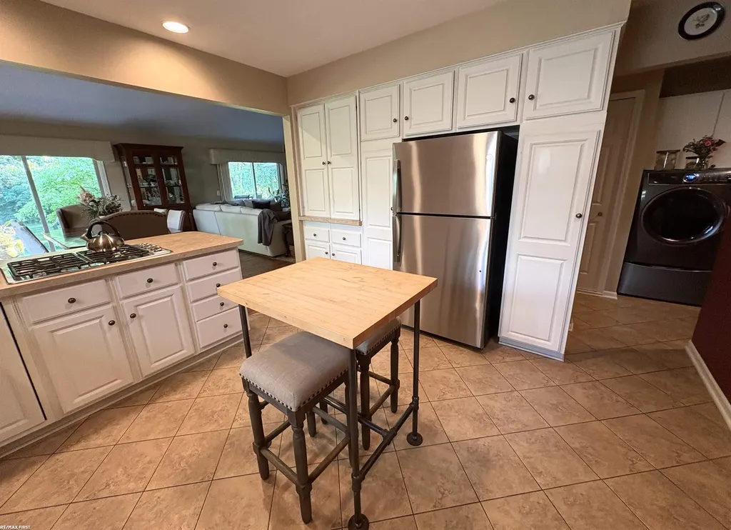 1734 Snowden Circle Rochester Hills City MI 48306