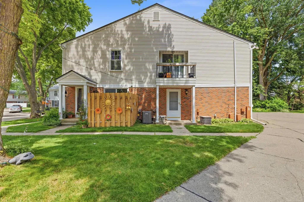 24746 Meadow Creek Drive Harrison Charter Township MI 48045