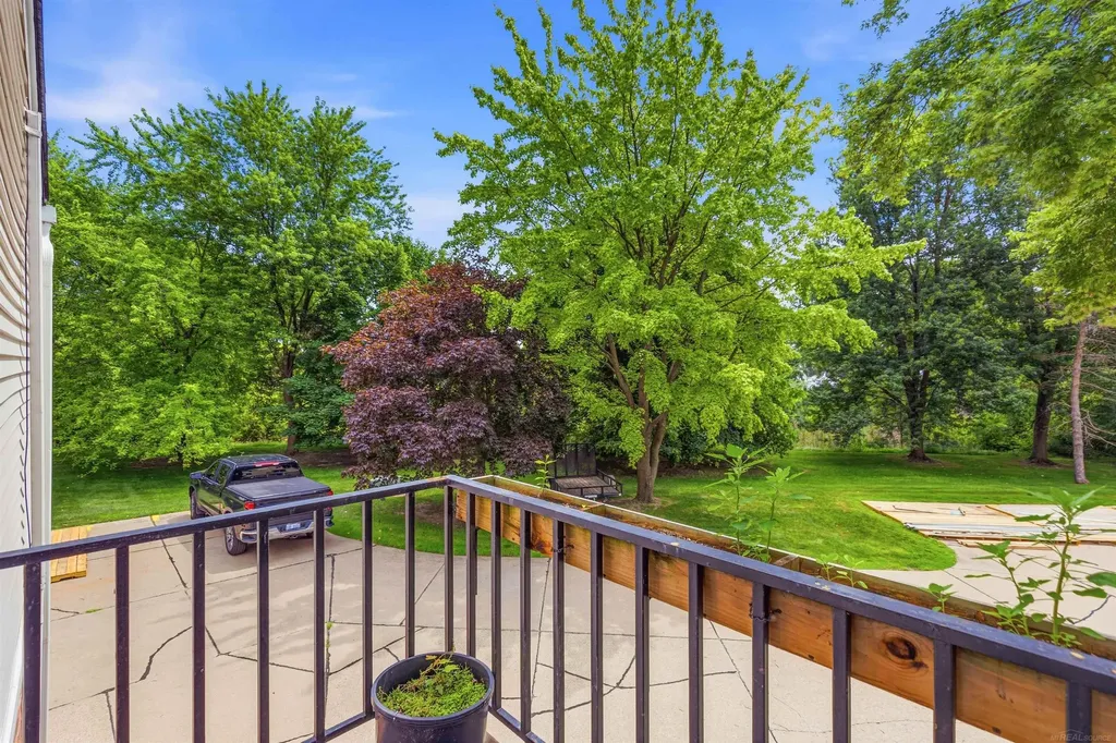 24746 Meadow Creek Drive Harrison Charter Township MI 48045