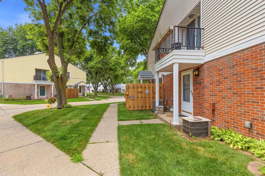 24746 Meadow Creek Drive Harrison Charter Township MI 48045