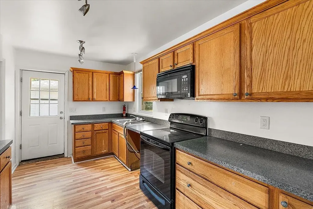 1218 E Hudson Avenue Madison Heights City MI 48071