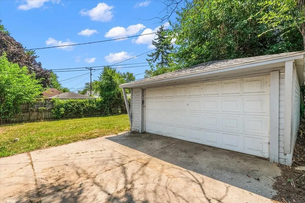 1218 E Hudson Avenue Madison Heights City MI 48071