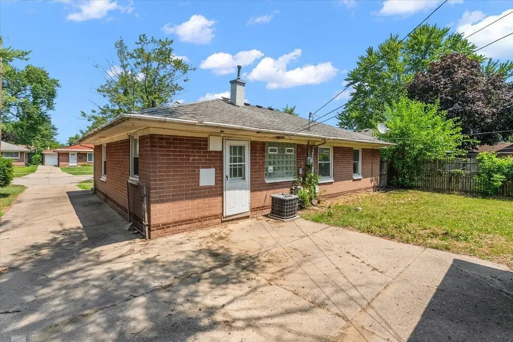1218 E Hudson Avenue Madison Heights City MI 48071