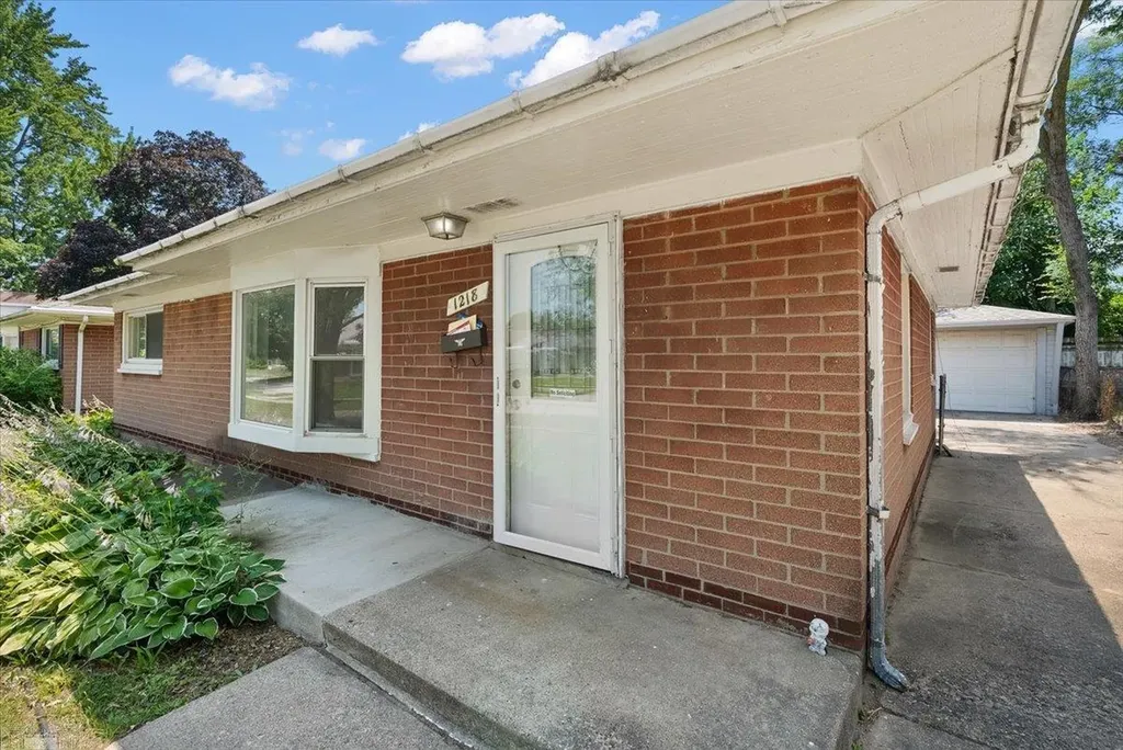 1218 E Hudson Avenue Madison Heights City MI 48071
