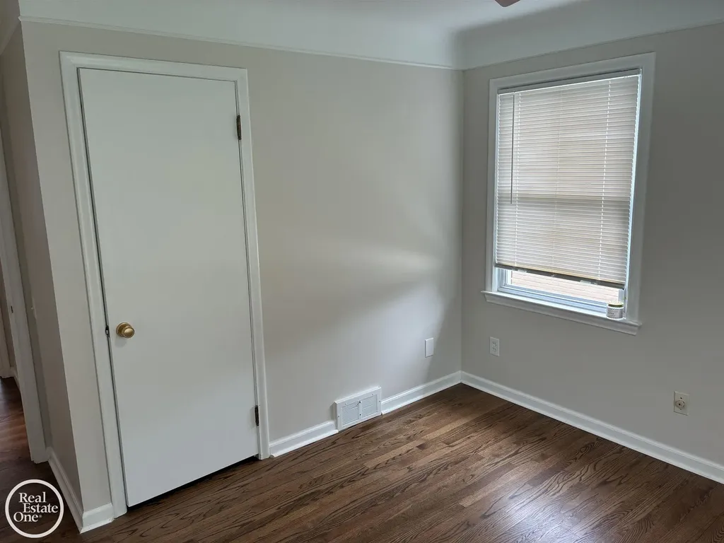 1072 S Brys Drive Grosse Pointe Woods City MI 48236