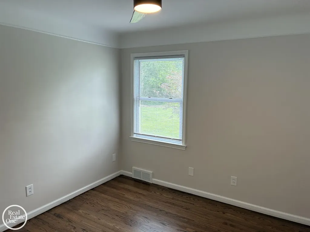 1072 S Brys Drive Grosse Pointe Woods City MI 48236