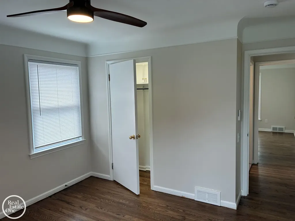 1072 S Brys Drive Grosse Pointe Woods City MI 48236