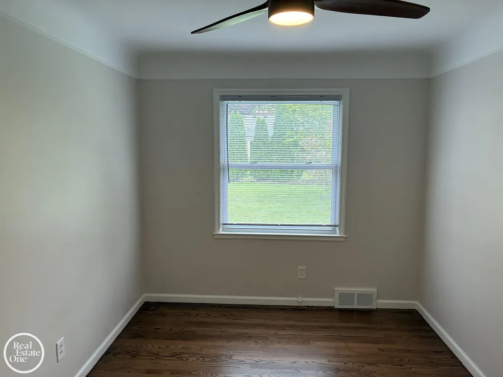1072 S Brys Drive Grosse Pointe Woods City MI 48236