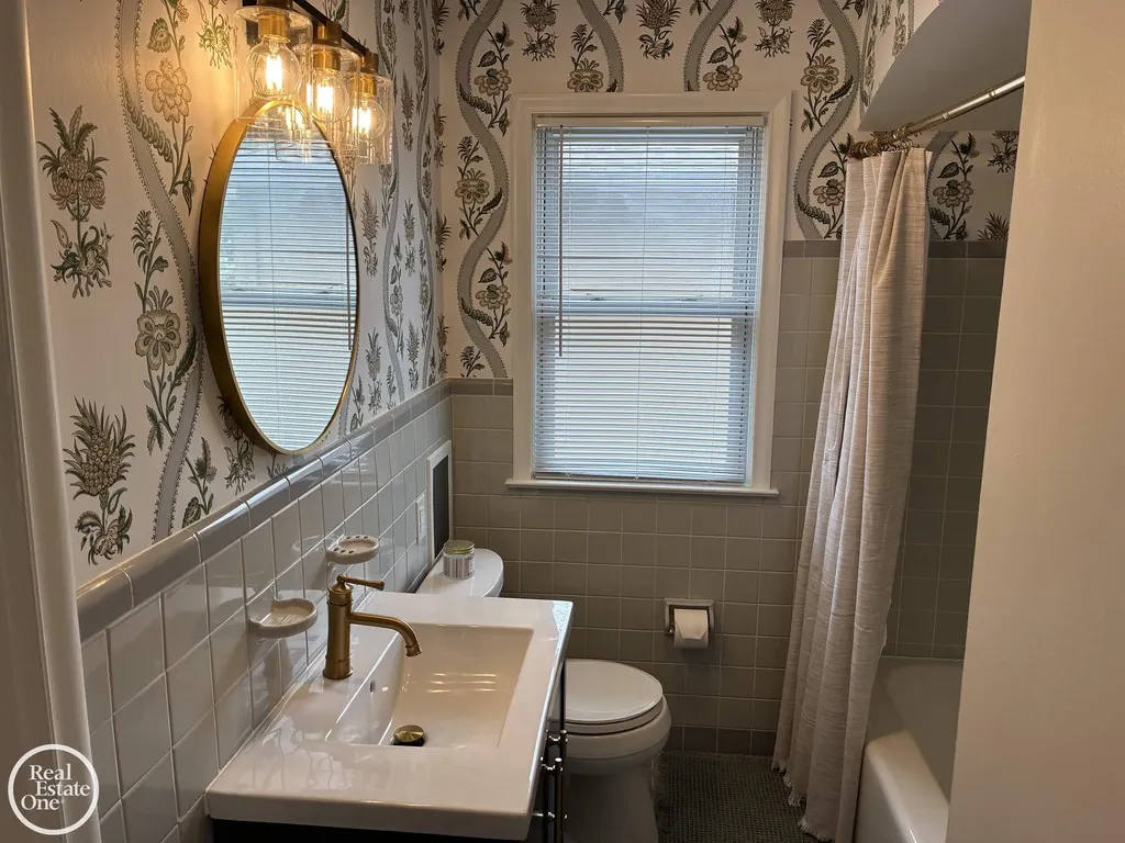 1072 S Brys Drive Grosse Pointe Woods City MI 48236