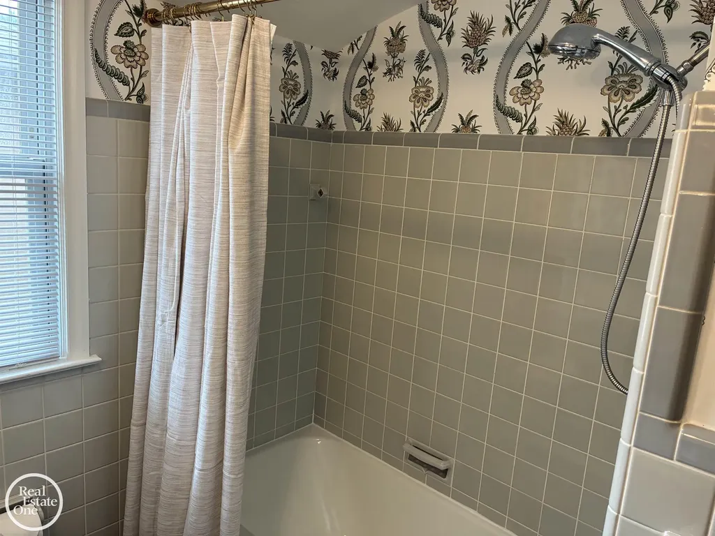 1072 S Brys Drive Grosse Pointe Woods City MI 48236